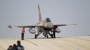 Ein F-16-Kampfflugzeug auf dem Militärflughafen bei Eilat in Israel. Die israelische Armee hat nach eigenen Angaben erneut Stellungen der pro-iranischen Hisbollah-Miliz in Syrien angegriffen. Foto: dpa/Ariel Schalit