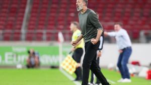 Trainer Pellegrino Matarazzo bejubelt den Sieg des VfB Stuttgart gegen den HSV. Foto: Pressefoto Baumann/Hansjürgen Britsch