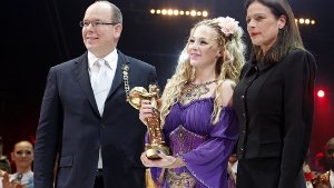 Am Dienstagabend fand die Preisverleihung beim Internationalen Zirkusfestival von Monte-Carlo statt. Prinzessin Stéphanie (rechts) und Fürst Albert überreichten dabei die goldenen, silberenen und bronzenen Clowns. Eine Gewinnerin des Goldenen Clowns war die russische Artistin Anastasia Fedotova-Stykan. Foto: dpa