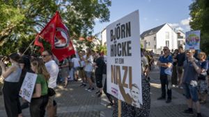 Eine Gruppe von etwa 100 Menschen protestiert in Ditzingen gegen die AfD. Foto: Jürgen Bach