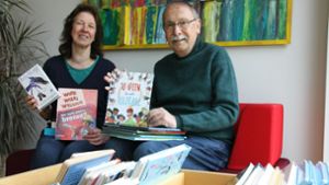 Susanne Weiss und Uwe Janssen vom Förderverein Stadtbücherei freuen sich, dass es die Stadtteilbüchereien in Stetten und Musberg weiterhin gibt. Foto: Natalie Kanter/Natalie Kanter
