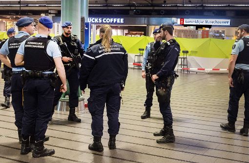 Die Polizei am Amsterdamer Flughafen hatte es mit einem Mann zu tun, der mit einem Messer drohte. Foto: AFP