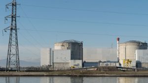 Das elsässische Pannen-Atomkraftwerk Fessenheim ist Frankreichs ältestes Atomkraftwerk. Die Gewerkschaften sind gegen das Stilllegen und fürchten den Verlust von hunderten Arbeitsplätzen. Foto: dpa