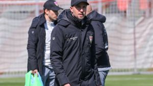 Sebastian Hoeneß legt beim VfB Stuttgart los. Nur eine einzige Trainingseinheit hatte der neue Coach zur zur Vorbereitung auf das Pokal-Viertelfinale. Foto: Baumann/Julia Rahn