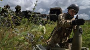 Dem ukrainischen Militär geht zunehmend die Munition aus. Foto: Evgeniy Maloletka/AP/dpa