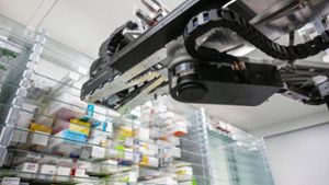 Ein Automat sucht in einer Apotheke ein Medikament für einen Kunden aus dem Warenlager heraus. Foto: Pia Bayer/dpa
