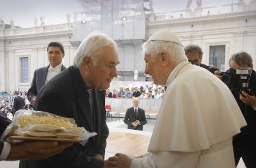 Franz Pitzal übergibt Papst Benedikt XVI. bei der Audienz am Petersplatz Maultaschen und Spätzle. Foto: privat