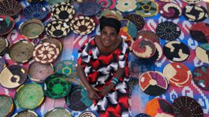 Anasitasia Nyirabashyitsi, 54, vor ihrem Haus im Versöhnungsdorf Mybo in Nyamata, wo kreative Projekte die Gemeinschaft stärken. Im April 1994 begann in Ruanda der Genozid an der Volksgruppe der Tutsi. Foto: Brian Inganga/AP/dpa