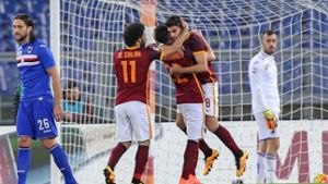 Die römischen Spieler jubeln nach dem Sieg gegen Sampdoria Genua. Foto: dpa