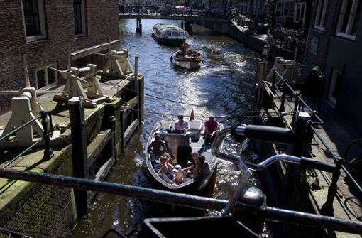 Reizvoll: die Grachten in Amsterdam. Für Besucher wird die Fahrt jetzt teuer. Foto: dpa