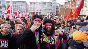 Junge Menschen demonstrierten auf dem Stuttgarter Marktplatz gegen Rechts. Foto:  