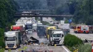 Nach einem Auffahrunfall auf der A2 in Sachen-Anhalt sind auf einem Gefahrguttransporter mehrere Gasflaschen explodiert. Foto: dpa/Cevin Dettlaff