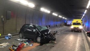 Das Foto zeigt die Unfallstelle im Gotthard-Tunnel, an der ein Lastwagen und ein Auto zusammengestoßen sind. Bei dem Unfall wurden zwei Menschen getötet und mehrere verletzt. Foto: Kantonspolizei Uri/dpa