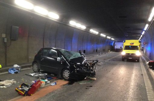 Das Foto zeigt die Unfallstelle im Gotthard-Tunnel, an der ein Lastwagen und ein Auto zusammengestoßen sind. Bei dem Unfall wurden zwei Menschen getötet und mehrere verletzt. Foto: Kantonspolizei Uri/dpa