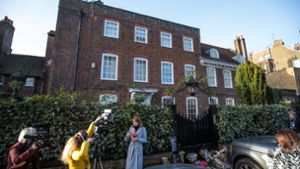 Vor dem Haus von George Michael im Londoner Stadtteil Highgate stehen Reporter. Fans haben auch hier Blumen und letzte Worte für den verstorbenen Sänger niedergelegt. Foto: Getty Images