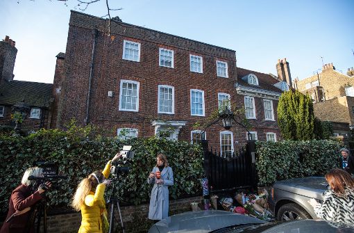 Vor dem Haus von George Michael im Londoner Stadtteil Highgate stehen Reporter. Fans haben auch hier Blumen und letzte Worte für den verstorbenen Sänger niedergelegt. Foto: Getty Images