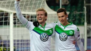 Der Wolfsburger Andre Schürrle (links) jubelt über sein Tor zum 1:0 zusammen mit Julian Draxler, der die Vorlage lieferte. Foto: dpa