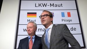 Bundesverkehrsminister Alexander Dobrindt (rechts, CSU) und Hanns-Karsten Kirchmann, Vorsitzender der Toll Collect-Geschäftsführung Foto: dpa