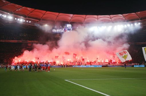 Beim Heimspiel gegen den FC Bayern München zündelten die Fans des VfB kräftig Foto: Baumann