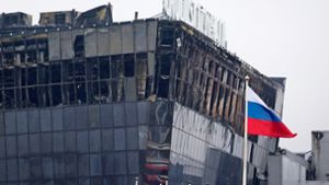 Blick auf die Crocus City Hall im Nordwesten Moskaus nach dem Terroranschlag. Mindestens 139 Menschen wurden getötet, rund 200 weitere verletzt. Foto: Vitaly Smolnikov/AP/dpa