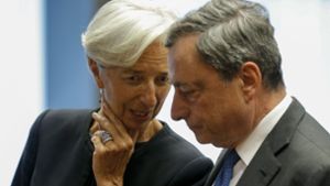 EZB-Präsident Mario Draghi im Gespräch mit seiner Nachfolgerin, Christine Lagarde. Foto: dpa