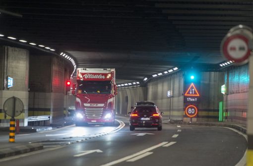 Der Gotthard-Straßentunnel (Archivbild) ist eine der wichtigsten Verkehrsverbindungen in den Alpen.  Die Autostraße verbindet Göschenen im Kanton Uri mit Airolo im Kanton Tessin. Foto: dpa