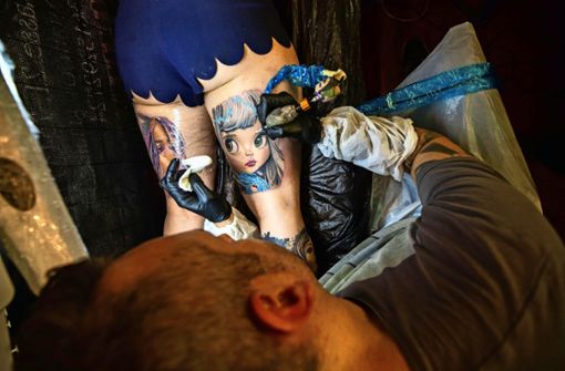 An Ort und Stelle werden in Esslingen Tattoo-Wünsche erfüllt. Die Vorstellungen sind dabei sehr individuell. Foto: Michael Steinert