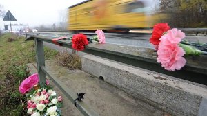 Trauer nach dem Unfall auf der A5 bei Offenburg. Foto: dpa