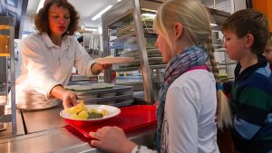 Das Essen in deutschen Schulen ist oft nicht ausgewogen genug.  Foto: dpa-Zentralbild