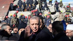 Der türkische Präsident Erdogan war am Mittwoch zum ersten Mal im Erdbebengebiet. Foto: AFP/ADEM ALTAN