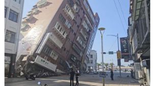 Auf diesem Bild aus einem Video des Fernsehsenders TVBS ist ein teilweise eingestürztes Gebäude in Hualien im Osten Taiwans zu sehen. Foto: TVBS via AP/dpa