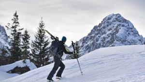 Im französisch-italienischen Grenzgebiet sind Skifahrer von einer Lawine überrascht worden. (Symbolbild) Foto: imago images/Sven Simon/Frank Hoermann
