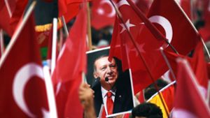 Ein Jahr nach dem Putsch in der Türkei: Kritik an der zunehmenden Willkür wehren Staatschef Recep Tayyip Erdogan und seine Anhänger mit dem Hinweis auf das demokratische Mandat des ersten direkt gewählten Präsidenten des Landes ab. Foto: dpa