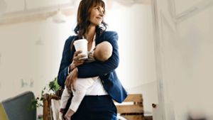 Vereinbarkeit von Familie und Beruf ist nicht immer einfach: Durch Elternzeiten sind Frauen beim Lebenseinkommen deutlich benachteiligt. Foto: imago//Ute Grabowsky