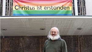Seit Ostern hängt das Regenbogentransparent über dem Eingang der Kirche, berichtet Pfarrer Franz Nagler. Foto: /Sophia Herzog