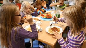 Ein gemeinsames Mittagessen ist fester Bestandteil  der Ganztagsschule. Foto: dpa/Roland Weihrauch