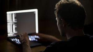 Auf dem Symbolbild hackt ein Cyberkrimineller mit seinem Laptop ein Computersystem. Foto: dpa/Fabian Sommer