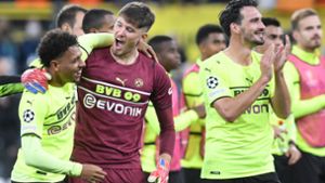 Dortmunds Donyell Malen (l.) feiert mit Torhüter Gregor Kobel nach dem Spiel Foto: dpa/Bernd Thissen