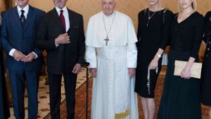 Papst Franziskus mit Sylvester Stallone (2. v. l.) und dessen Familie. Foto: imago images/Independent Photo Agency Int.