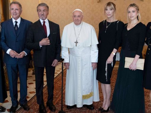 Papst Franziskus mit Sylvester Stallone (2. v. l.) und dessen Familie. Foto: imago images/Independent Photo Agency Int.