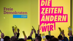 Schon das Parteitagsmotto spielt darauf an, dass die FDP auch unter schwierigeren neuen Bedingungen die Ampelkoalition bisher nicht in Frage stellt. Foto: dpa/Michael Kappeler