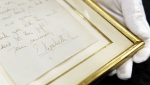 Das Stuttgarter Auktionshaus Eppli versteigerte einen handgeschriebenen Brief der kürzlich gestorbenen Königin Elisabeth II. aus dem Jahr 1966. Foto: dpa/Julian Rettig