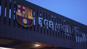 Blick auf das Logo des FC Barcelona am Camp Nou Stadion. Dem Verein droht einem Medienbericht zufolge eine Sperre in der Champions League. Foto: dpa/Matthias Oesterle