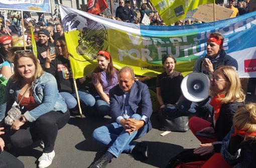 Auf den letzten Metern der Amtszeit noch ein Klimaaktivist: Frank Bsirske am vorigen Freitag in Düsseldorf bei seiner letzten Demonstration als Verdi-Vorsitzender. Foto: Matthias Schiermeyer