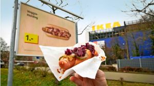 Günstiger geht es kaum: Be Ikea in Sindelfingen wird der Hotdog für 1 Euro verkauft, mit Fleisch kostet er 1,50 Euro. Foto: /Simon Granville