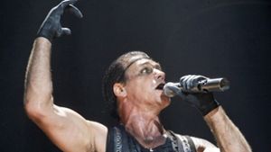 Till Lindemann bei einem seiner Konzerte. Foto: dpa/Str