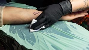 Ein ganzer und  zwei halbe Kreise: Dieses Tattoo steht für die Bereitschaft, Organe zu spenden. Foto: Junge Helden/Dirk Laessig