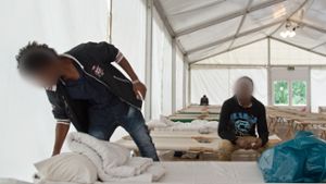 Flüchtlinge aus Afrika richten sich in einem Zelt der Hessischen Erstaufnahmeeinrichtung in Gießen ein. Sie können in Deutschland nur einen Asylantrag stellen, wenn sie hier das EU-Gebiet zum ersten Mal betreten haben. Foto: dpa