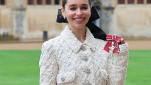 Emilia Clarke posiert auf Schloss Windsor mit ihrem Orden. Foto: imago images/Stephen Lock/i-Images