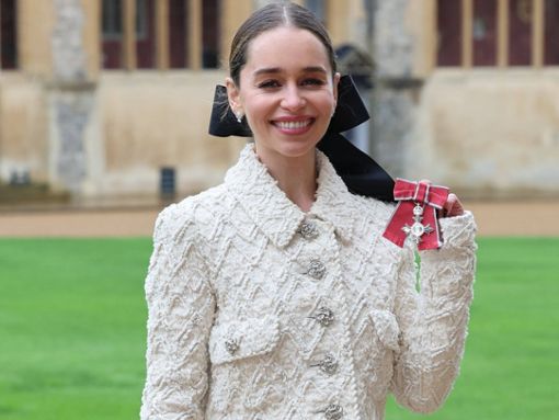 Emilia Clarke posiert auf Schloss Windsor mit ihrem Orden. Foto: imago images/Stephen Lock/i-Images